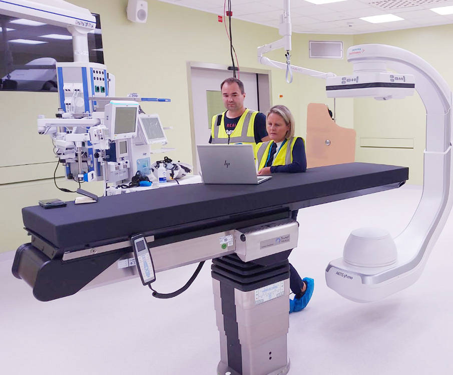 Projektipäällikkö ja tuotepäällikkö testaavat asennettujen laitteiden toimintaa